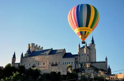 Vuelo en globo al amanecer sobre Segovia desde Madrid con champán