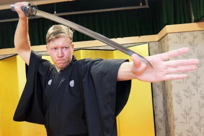 Erlebe kyotos samurai-schule: lerne kenbu-schwerttechniken, probiere traditionelle kostüme an und nimm dein zertifikat mit – inklusive englischsprachigem guide und fotoshooting.