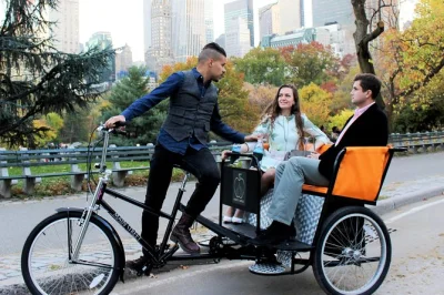 Descubre central park en un tour privado en pedicab por nueva york: visita lugares icónicos, charla con tu guía y haz paradas para fotos. accesible para sillas de ruedas, llueva o truene.