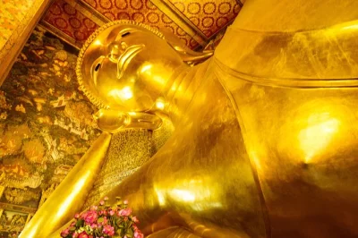 Découvrez les temples emblématiques de bangkok — palais royal, wat pho, wat arun — lors d’une excursion privée avec prise en charge à l’hôtel, guide local et options de transport flexible