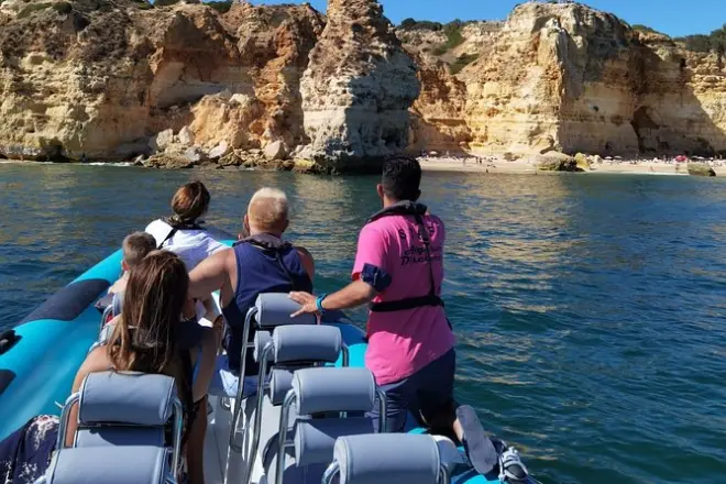 Barco privado em Benagil saindo de Portimão: 30 grutas e cavernas