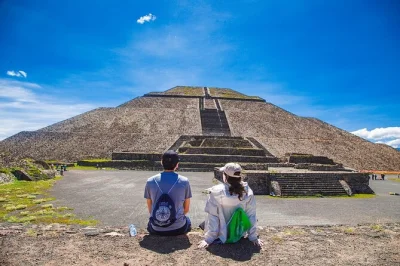 Descubre teotihuacán de cerca: camina entre pirámides, recorre el valle en bici, prueba pulque y disfruta un almuerzo local. incluye recogida y guía experto.