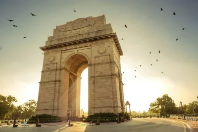 Scopri i monumenti mughal di delhi, i vivaci mercati e i templi tranquilli con un tour privato. include pickup in hotel, auto climatizzata e guida esperta. prenota ora.
