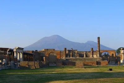 Scopri pompei con un tour guidato a piedi da napoli, esplora le strade antiche perfettamente conservate e visita una bottega artigiana di cammei. trasporto andata e ritorno incluso.
