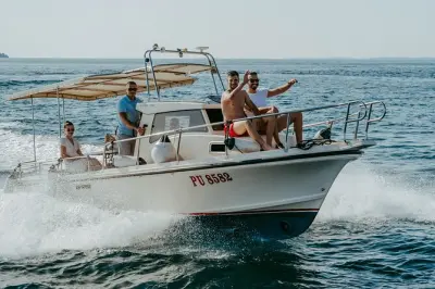 Bateau privé au départ de Pula pour snorkeling et grotte bleue