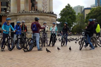 Erlebe bogotá hautnah bei einer geführten fahrradtour durchs historische zentrum, den obstmarkt paloquemao und die bunten graffiti-straßen. inklusive rad, helm und lokalem guide.