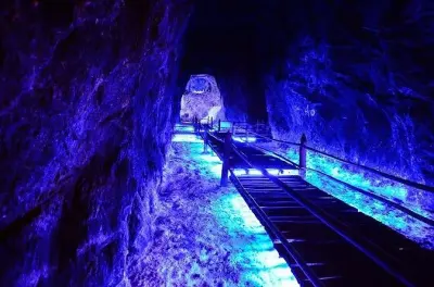 Tour à mina de sal e catedral saindo de Bogotá: Descida de 60 metros