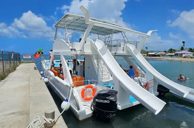Catamarán privado con tobogán acuático en Nevis: 3,5 horas