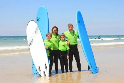 Clases privadas de surf en Newquay para familias en grupo pequeño