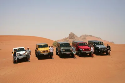 Découvrez l’adrénaline de conduire votre propre jeep wrangler sur les dunes rouges de dubaï, grimpez fossil rock au coucher du soleil et observez la faune locale avec prise en charge à l’hôte