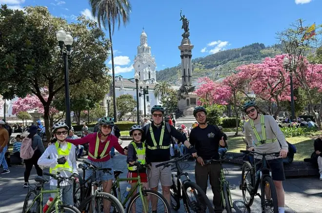 Tour cultural de bike em Quito: Bairros locais e privado