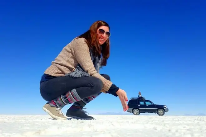 Salar de Uyuni Sonnenuntergang mit privatem 4x4 und Spiegelbildern