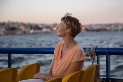 Scopri lisbona dal fiume con una crociera tra il centro e belém, biglietti hop-on hop-off flessibili, dj al tramonto, wi-fi e accesso facilitato per sedie a rotelle.