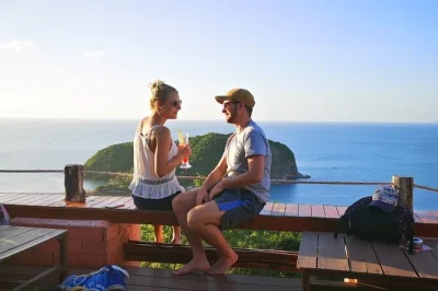 Descubre koh phangan con recogida en hotel, nada en la cascada than sadet, haz snorkel en koh ma y termina con una copa al atardecer en un bar local. itinerario flexible.