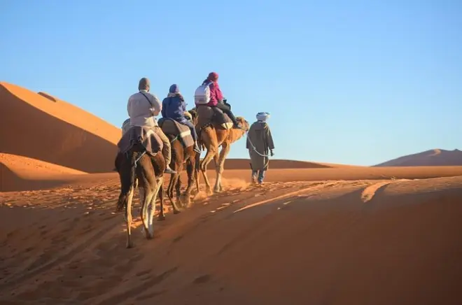 2-tägige Wüstentour von Fes nach Merzouga: Kamelritt & Camp