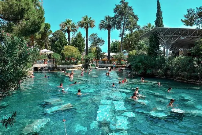 Piscine termali di Pamukkale con rovine di Hierapolis e sorgenti