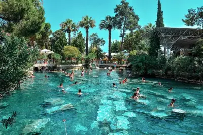 Piscine termali di Pamukkale con rovine di Hierapolis e sorgenti