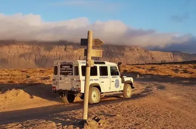 Jeep safari a La Graciosa: Tre soste sull’isola in 4x4