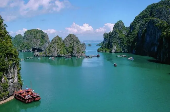 Tour privado de barco na baía de Halong com cavernas e ilhas