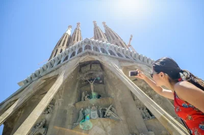 Scopri barcellona in ebike, attraversa il quartiere gotico, salta la fila alla sagrada familia di gaudí e vivi un tour in piccolo gruppo con guida locale.