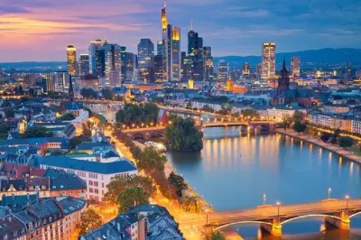 Tour a piedi a Francoforte: Piazze medievali e skyline moderno