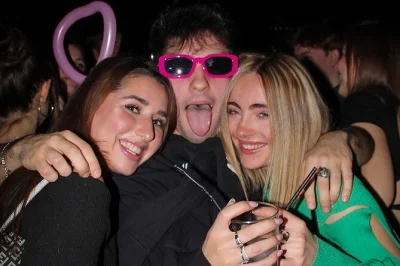 Découvrez la vie nocturne de madrid avec une visite guidée des bars, entrée vip en club, shots de bienvenue et réductions sur les boissons. rencontrez du monde et assistez à un show surprise. ré