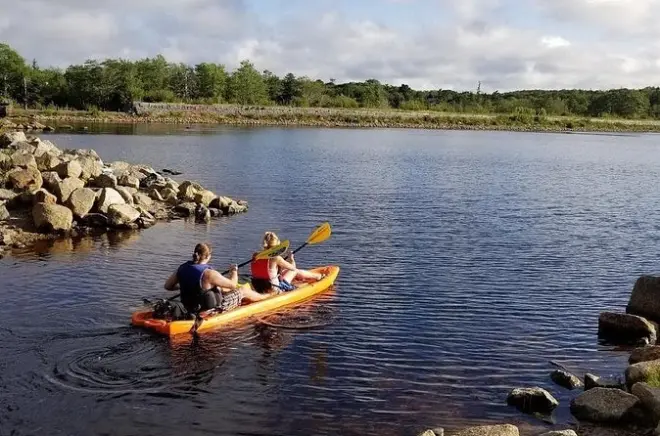 Caiaque no parque provincial Long Lake perto de Halifax