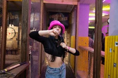 Découvrez le lancer de hache à madrid avec un expert local. apprenez les techniques, défiez vos amis et profitez du bar pendant 2 heures. réservez vite !