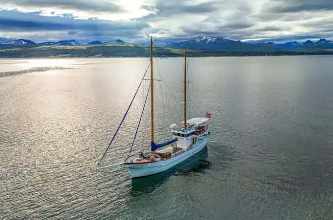 Tromsø : Voile de 5 h au soleil de minuit avec repas inclus