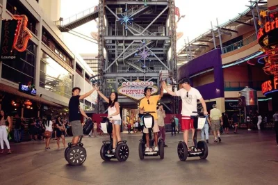 Vive la energía de downtown las vegas en un tour guiado en segway. recorre pawn stars, fremont street y container park con un guía local—incluye auriculares y agua.
