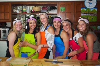 Parti da chiang mai per un corso di cucina thai pratico, scegli 6 piatti tipici e gusta il tuo pranzo con consigli locali—ritorno in hotel e ricette incluse.