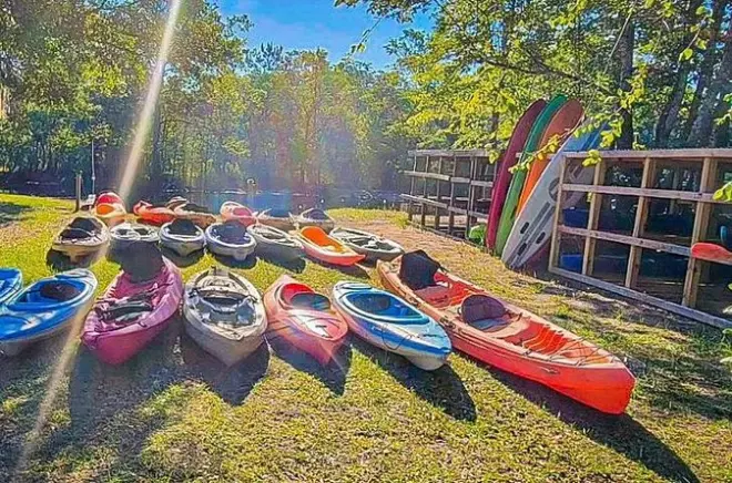 Caiaque no rio Waccamaw, Carolina do Sul