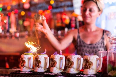 Viva o espírito da ilha com um tour de drinks artesanais em key west — 5 bebidas, 2 petiscos, histórias e bares locais fora da duval. grupo pequeno com guia.