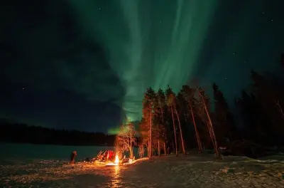 Northern Lights hunting in Rovaniemi: Open fire & Lappish cottage