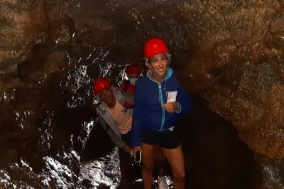 Descubra as grutas de lava da terceira, sinta o vapor vulcânico nas furnas do enxofre e relaxe nas piscinas naturais dos biscoitos. inclui transporte e guia local.
