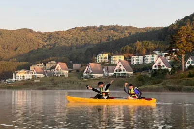 Découvrez le lac tuyen lam à da lat en kayak ou sup au lever ou coucher du soleil, avec pause café maison sur une île tranquille et l’air frais des pins—guide, matériel et encas inclus.