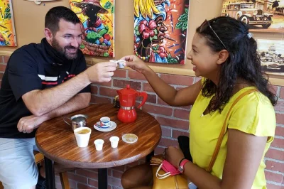 Descubre little havana en miami con un tour a pie de dos horas—prueba café cubano recién hecho, conoce a dueños de tiendas y escucha historias del barrio. incluye guía y degustación de café.