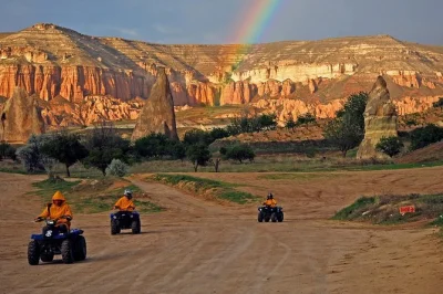 Sinta o vento e a poeira dos vales da capadócia em um passeio de quadriciclo de 2 horas em goreme, passando pelos vales rose, red e love com um guia local. equipamento incluso.