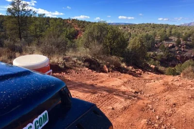 Descubre el lado salvaje de sedona con un tour en jeep 4x4 por diamondback gulch, recorriendo senderos al aire libre junto a thunder mountain y doe mesa con guía local y agua incluida.