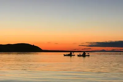 Kayak au mont Kirkjufell sous le soleil de minuit