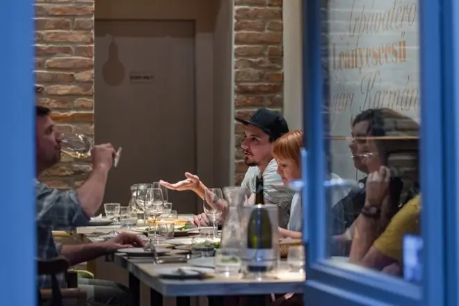 Tour de vinho e comida no Palácio de Budapeste com 6 paradas