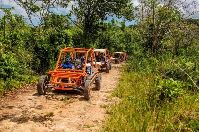Vivi l’emozione dei buggy off-road a punta cana, assaggia il caffè dominicano in un colmado locale ed esplora la nascosta grotta fantasy—con pick-up dall’hotel incluso.