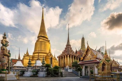 Erlebe den grand palace, wat pho und wat traimit in bangkok bei einer geführten morgen-tour. inklusive hotelabholung, eintritt und insiderwissen.