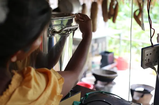 Faça óleos essenciais com uma herbalista na vila perto de Phnom Penh