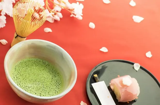 Cerimonia del tè a Ginza: Impara a montare il matcha con dolci
