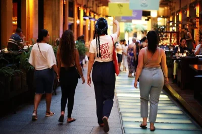 Descubra atenas depois do pôr do sol com um grupo pequeno, drinks em rooftops, pratos de meze e histórias locais. inclui três bares, degustação de bebidas típicas e guia simpático.
