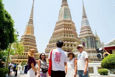 Erlebe bangkok vom longtail-boot auf dem chao phraya, entdecke grand palace und wat pho mit eintritt und lokalem guide inklusive.