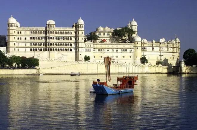 Tramonto sul lago Pichola a Udaipur con vista sul City Palace