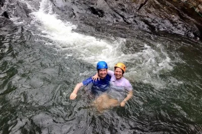 Vive la emoción en los toboganes naturales de el yunque, nada en el río luquillo y relájate en la playa—incluye recogida en san juan y guía local.