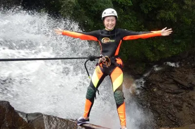 Canyoning alla cascata Chamana a Baños con discesa di 45 m
